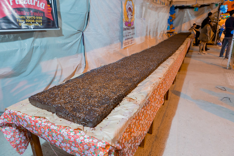 Bolo de chocolate gigante - Além da cobertura de chocolate, o bolo ainda tem flocos, como se fosse um megabrigadeiro. 