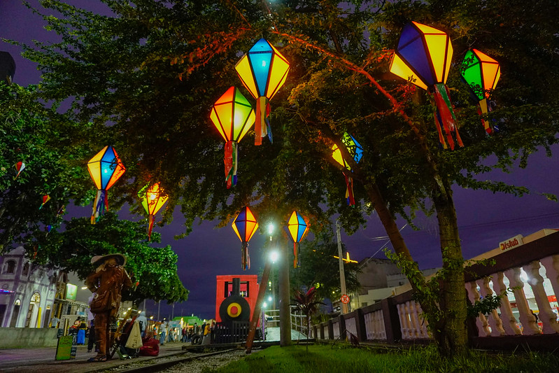 Até os anos 1950, os maiores festejos ocorriam em fazendas e sítios. Mas, na década seguinte, os organizadores passaram a enfeitar as ruas do município, atraindo visitantes em busca de diversão. 