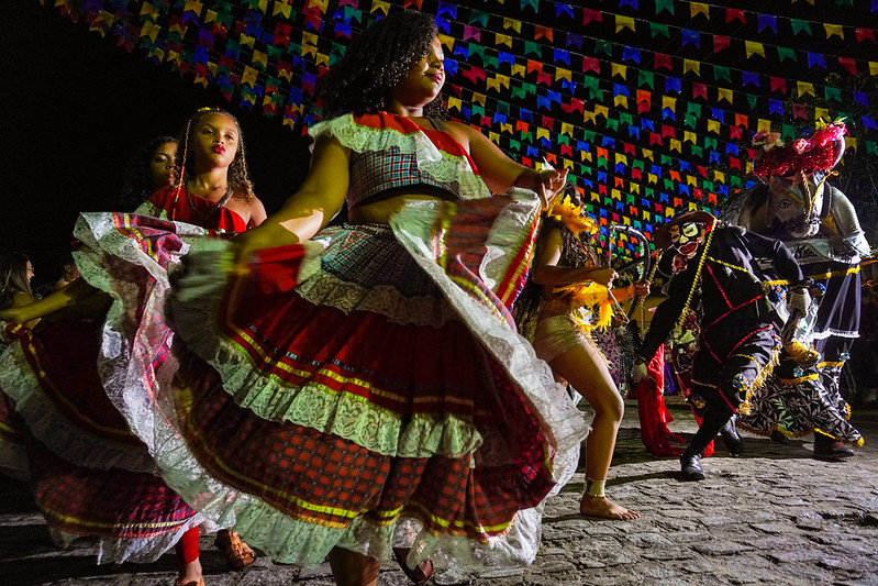 O São João de Caruaru tem um Festival de Quadrilhas que atrai pela beleza dos figurinos, sempre caprichados e criativos, e a graciosidade da dança tradicional, com seus personagens típicos. 