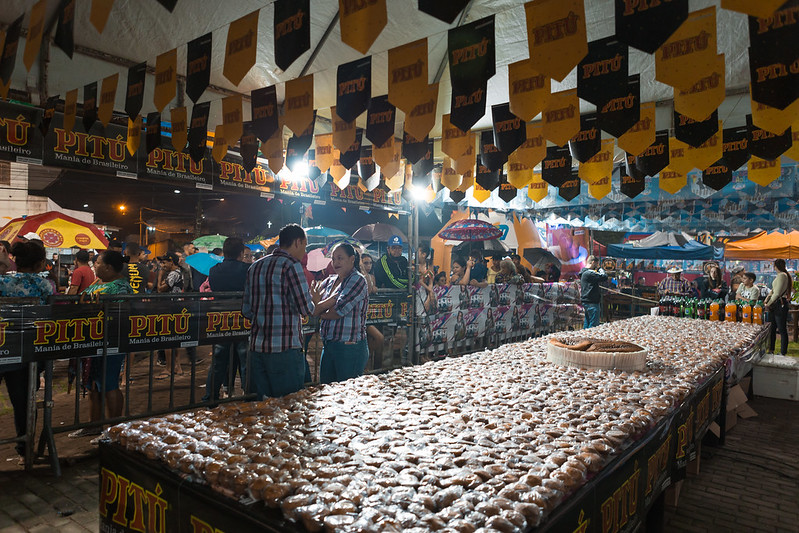 Bolo de saia gigante - Pesa 300 quilos. Leva 60 quilos de açúcar, 24 quilos de margarina, 29 quilos de ovos, 64 quilos de trigo e 40 litros de leite.