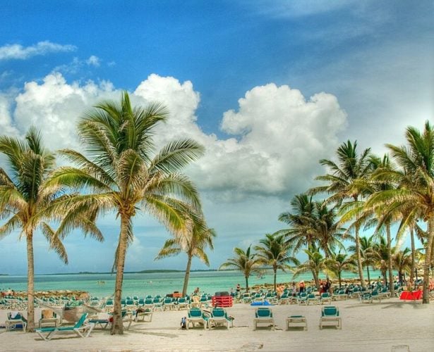 7) Bahamas - Nas Bahamas (Caribe), a taxa de homicídios é de 31,22 por 100 mil habitantes. Em 2022, o primeiro-ministro Philip Davis relatou que 98,6% das armas de fogo ilegais em circulação vinham dos Estados Unidos.