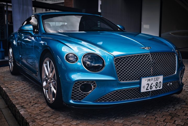 A Bentley também oferece uma ampla gama de opções de personalização, para que os clientes possam criar um carro que atenda às suas necessidades específicas.