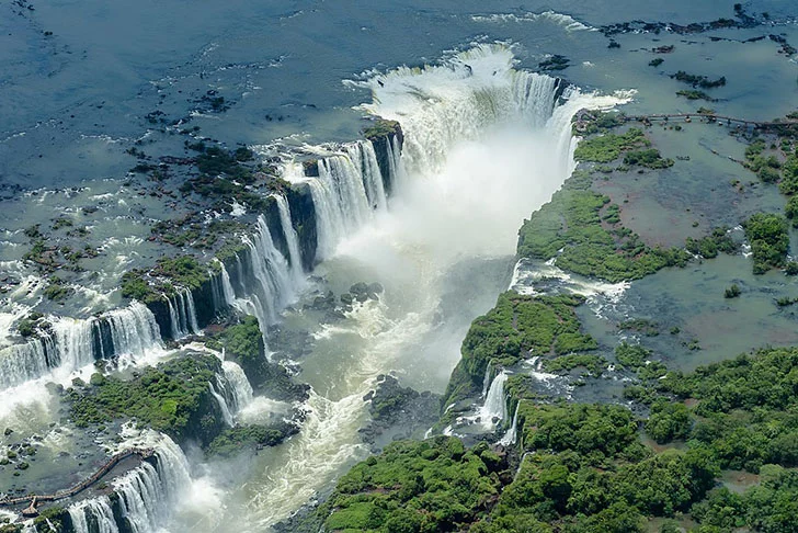 As Cataratas do Iguaçu foram descobertas em 31/1/1542 pelo conquistador espanhol Álvar Núñez Cabeza de Vaca. Imagine o seu assombro ao perceber as gigantescas quedas d'água que viriam a se tornar um marco da natureza no planeta!