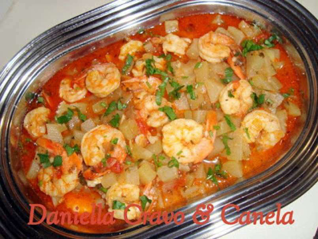 Justamente por não ter sabor pronunciado, o chuchu absorve o gosto do camarão, equilibrando o prato.  O camarão tem todos os aminoácidos necessários ao organismo. É ótima fonte de ômega 3. O chuchu tem vitaminas, cálcio e potássio.  