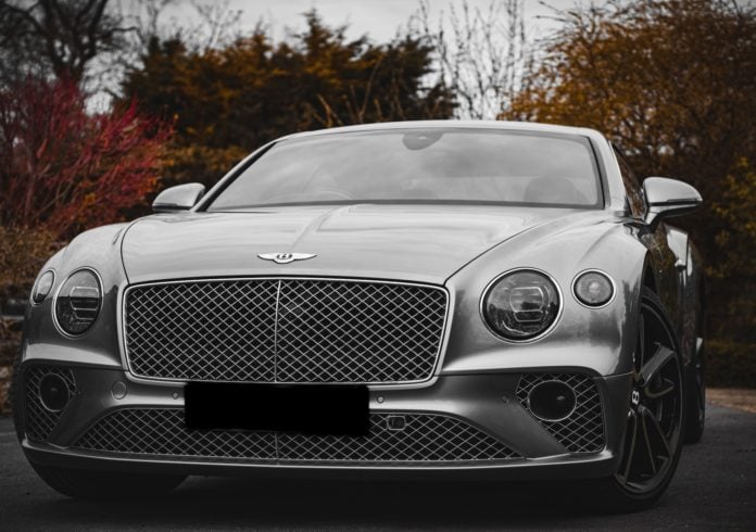 A Bentley também tem uma história rica de sucesso no automobilismo, tendo vencido as 24 Horas de Le Mans cinco vezes entre 1924 e 1930.