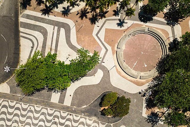 As calçadas de pedras portuguesas figuram na paisagem carioca desde o início do século XX.