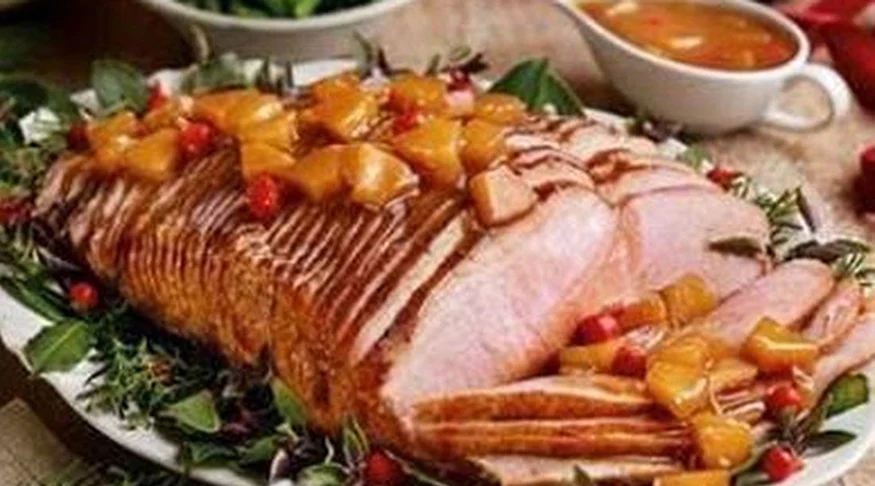 A carne suína tem menos gordura que a bovina, mas mantém as proteínas, vitaminas do complexo B e ferro. O abacaxi tem vitamina C e potássio. Além de combinar o sabor, o abacaxi umedece a carne suína magra. 