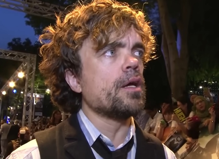 Na ocasião, ele chamou de história retrógrada o fato do filme ainda mostrar anões vivendo em uma caverna. O comentário gerou uma série de reações de atores anões depois que o estúdio anunciou que faria mudanças nos rumos da trama.