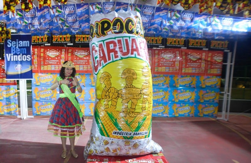 Pipoca gigante - O saco é quase o dobro do tamanho da forrozeira. Dentro ficam 14 mil sacos individuais de pipoca. 