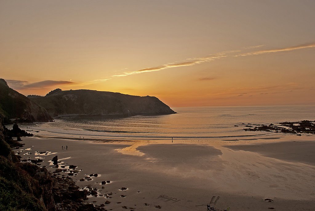 Essa praia é singular por uma questão geográfica, pois ela se conecta com uma pequena ilha por meio de um istmo, uma longa faixa de areia muito fina banhada por água dos dois lados.