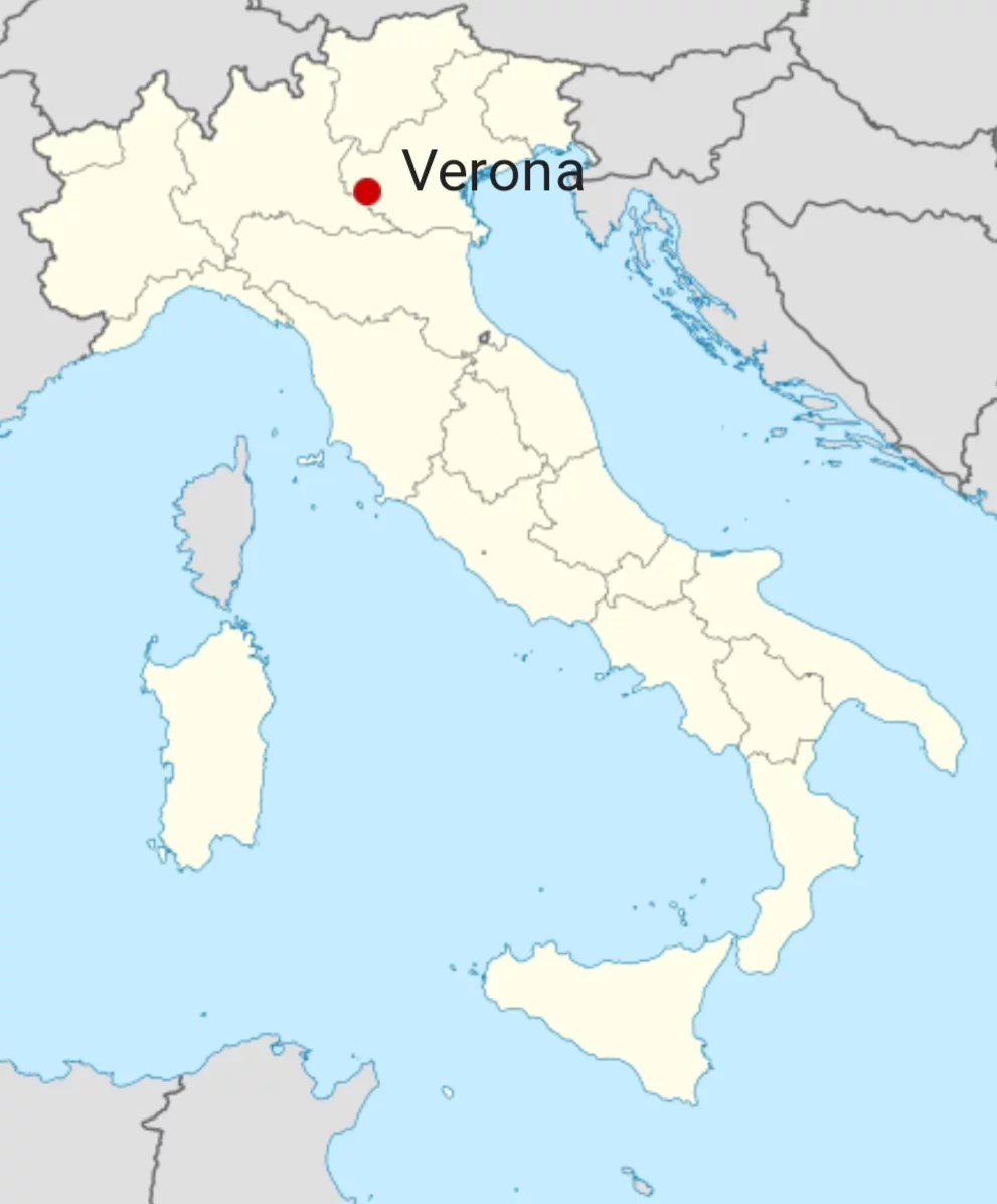 Verona fica no Norte da Itália, a 504 km da capital Roma. Á cidade ocupa uma área de 206,63 km² e tem cerca de 265 mil habitantes. 