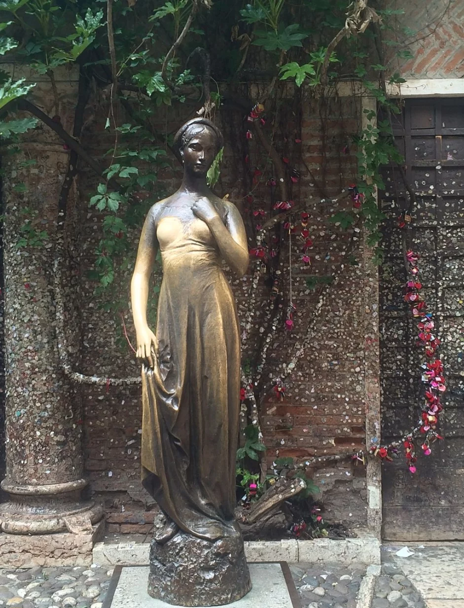 No pátio da casa, fica uma estátua de bronze de Julieta e diz a lenda que todo visitante que tocar seu seio direito terá felicidade no casamento.