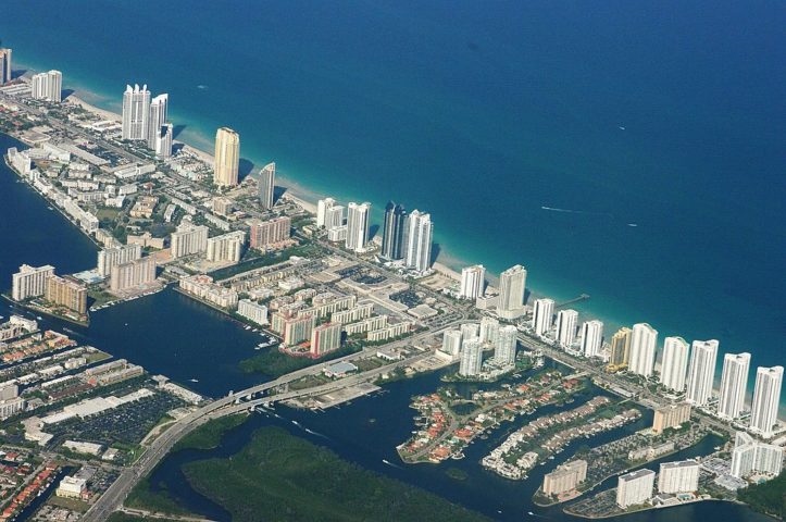 O edifício está situado em Sunny Isles Beach e tem como objetivo criar áreas externas de encher os olhos em cada apartamento.