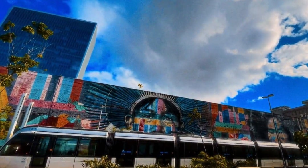 No Rio, a Zona Portuária do Rio já tem um grafite longo na avenida que margeia os armazéns do Porto, perto da Praça Mauá, área recentemente revitalizada onde fica o famoso Museu do Amanhã. Por ali passa o VLT, o veículo leve sobre trilhos. 