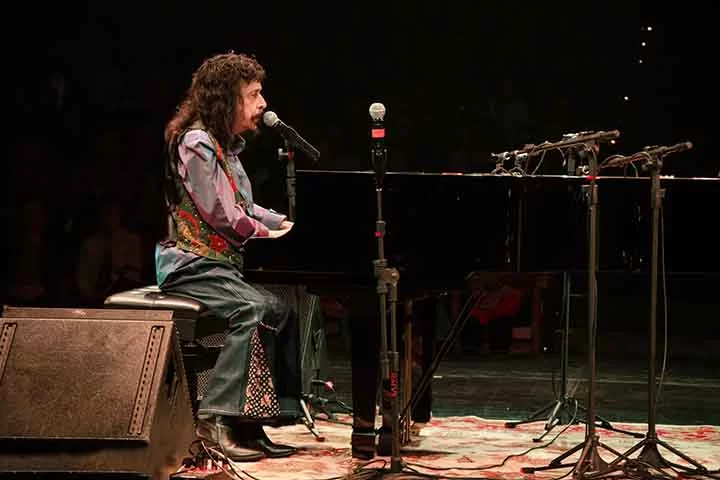 Em 1984, ganhou destaque com Amigo do Sol, Amigo da Lua, trilha da telenovela, também da Rede Globo, A gata comeu. Além desta música, haviam outras como Sigo Te Amando, Fonte Nova e Lagartixa Também Muda de Cor.