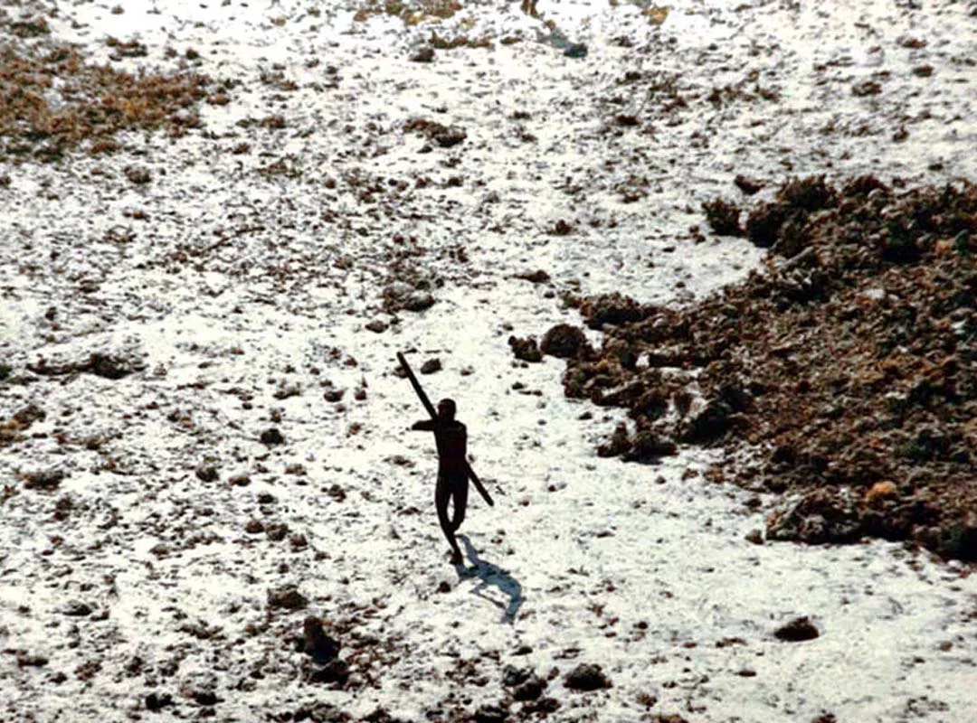 Os sentineleses vivem na Ilha de Sentinela do Norte e são avessos a qualquer possibilidade de contato com pessoas de outros lugares.