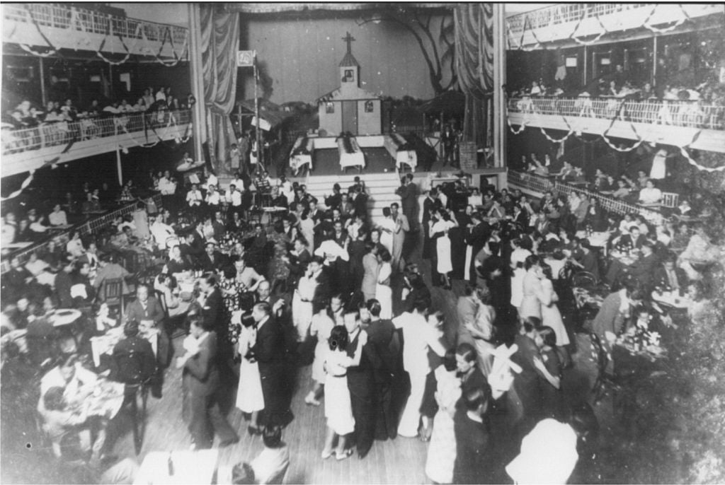 Portanto, ao ser trazida pelos portugueses, a festa tinha uma conotação religiosa no século 16. Mas a parte de entretenimento foi ganhando mais vigor com o passar do tempo, deixando a religiosidade em segundo plano. 