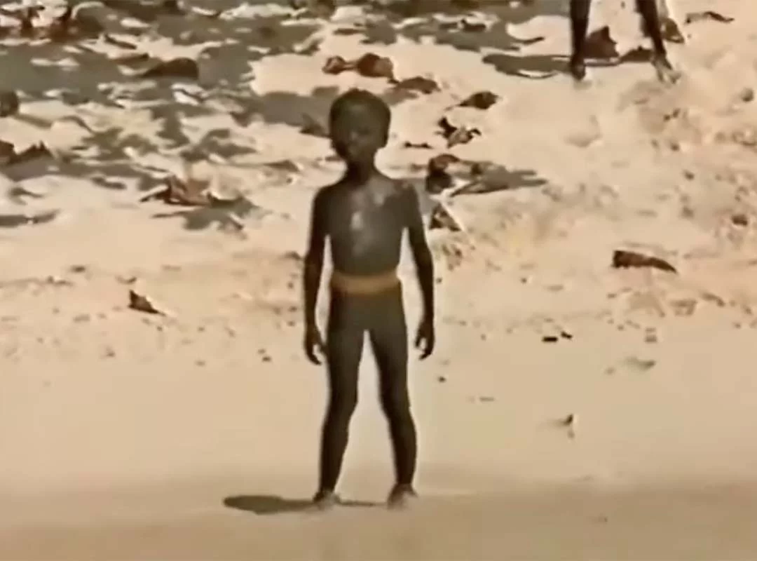 O povo, que vive uma área pequena de floresta na ilha, teria se originado de uma migração da África há 60 mil anos. 