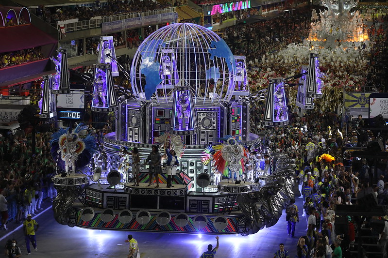 A Estação Primeira de Mangueira é a escola-madrinha da Paraíso do Tuiuti. As escolas têm ligação por serem de morros vizinhos. Além disso, a escola tem como símbolo uma coroa, com uma lira na ponta de cima, ladeada por ramos de louro desde sua base. 