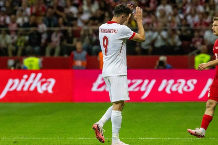Poland's forward #09 Robert Lewandowski leaves the pitch during the international friendly football match between Poland and Turkey in Warsaw, Poland, on June 10, 2024. (Photo by Wojtek Radwanski / AFP) (Photo by WOJTEK RADWANSKI/AFP via Getty Images)