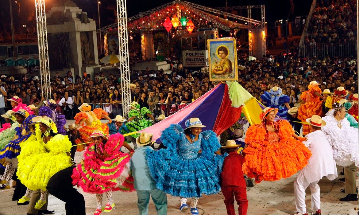 Até hoje, porém, imagens de santos do mês são carregadas por algumas quadrilhas para reforçar a memória da tradição. Na foto, São João aparece num estandarte. 