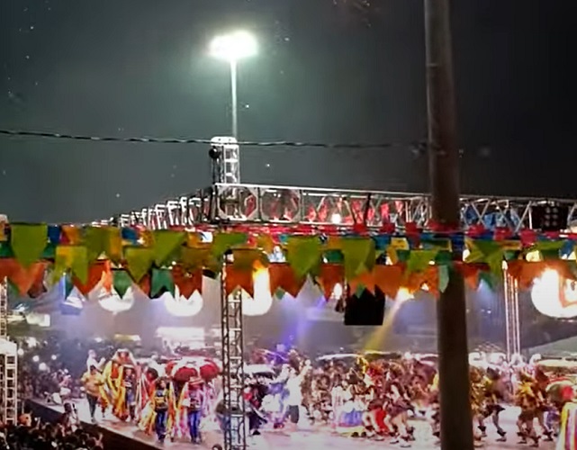 Hoje, apresentações de quadrilhas envolvem dezenas de participantes, em exibiçõesque ocupam espaços abertos gigantescos e atraem multidões. 