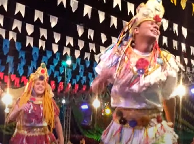 Entre esses movimentos, destacam-se Balancê, Olha o túnel, Coroa de Rosas, Caracol e o divertido Olha a cobra, em que as pessoas fingem que uma cobra está no caminho, obrigando a uma mudança de direção. 