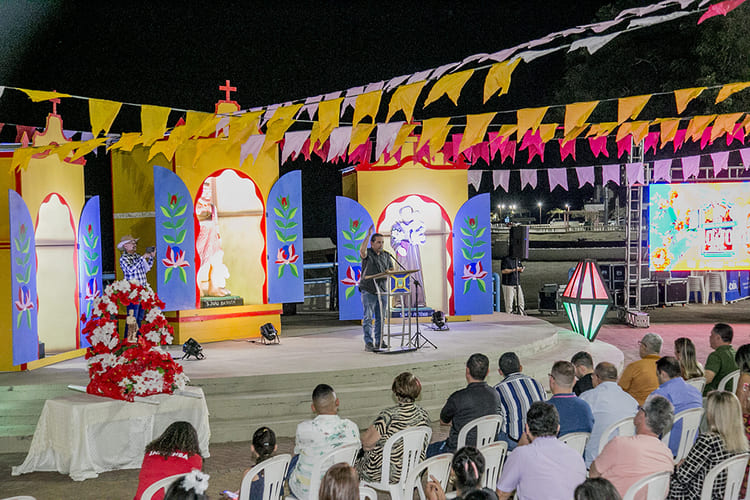 Por sinal, as bandeirinhas em festas juninas surgiram justamente por causa dos santos de junho. Imagens deles eram gravadas em bandeiras decorativas. Com o tempo, esse costume acabou, mas o colorido das bandeirinhas foi mantido. 