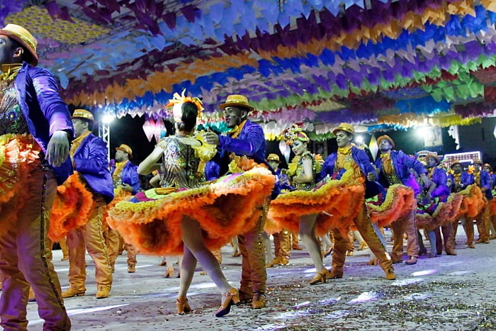 Os principais instrumentos musicais usados nas quadrilhas são sanfona, viola, violão, zabumba e triângulo.  O forró e o baião são os ritmos predominantes. 