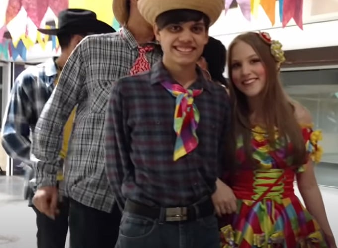 Os participantes das quadrilhas têm vestimentas típicas que, geralmente, capricham no estilo xadrez e no colorido vibrante. Também é comum o uso de acessórios como chapéu de palha para os homens e fitas nos cabelos das mulheres. 