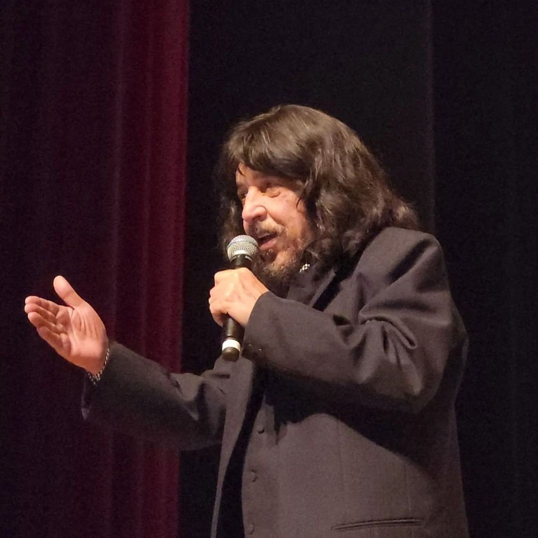 Em Um Novo Samba, Benito criou seu estilo próprio de tocar samba, mas isso gerou muita polêmica entre alguns dos críticos na época. Começaram a denominar o que ele fazia de samba-joia, ao combinar o samba tradicional com piano e arranjos românticos e jazzisticos.