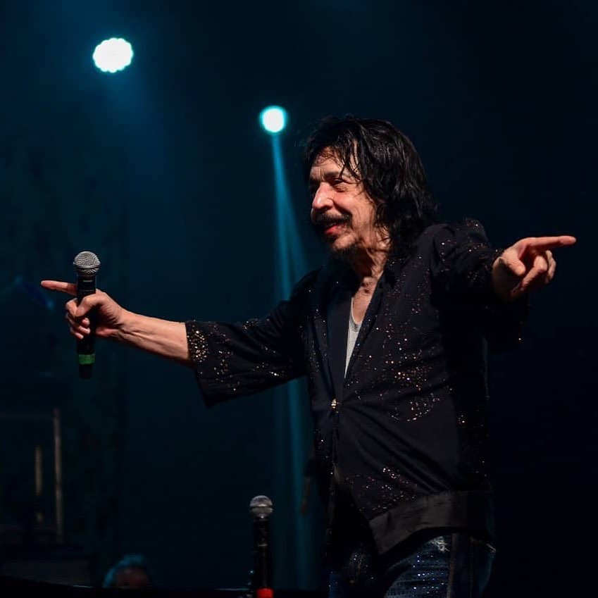 Em 1979, o disco que muitos ouvintes chamam de Desencontro, por ser a primeira faixa, foi lançado. Este disco conta com músicas românticas, como: Se Eu Pudesse, Madrugada, Olha Nós Aí e a música Pau-de-Arara. Nos anos 80, Benito mudou de gravadora, saindo de Copacabana para a WEA. 