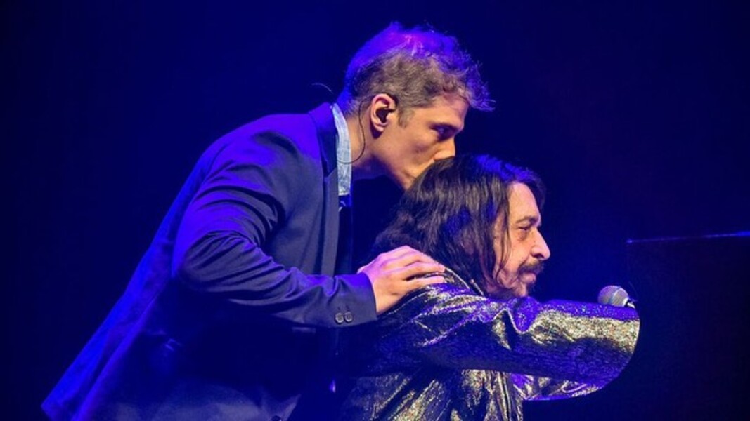 Dois anos depois,  lançou o single anunciando um novo EP, junto com o filho Rodrigo. A canção se trata de Parabéns Pra Você, do grupo Fundo de Quintal.