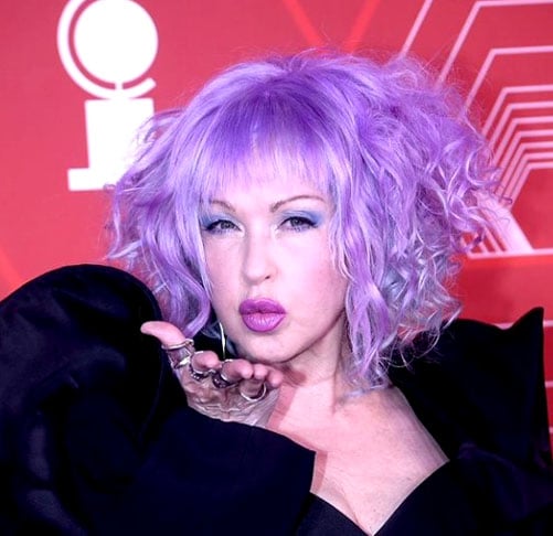 O sucesso de Cyndi Lauper não se limitava apenas aos números. Sua música era inovadora, misturando elementos do pop, rock, new wave e até mesmo do reggae.