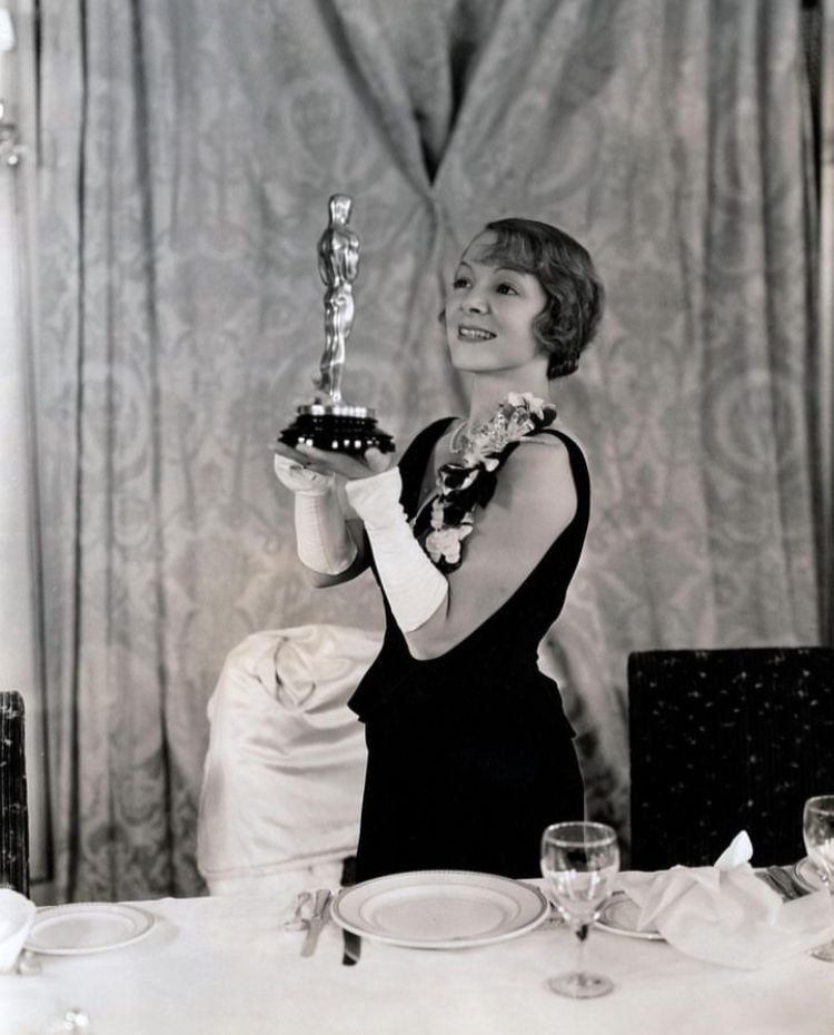 Helen Hayes (1900-1993) - Conhecida como “a primeira dama do teatro estadunidense”, Hayes é reverenciada até hoje pois foi a primeira mulher da história a conquistar os quatro prêmios.  