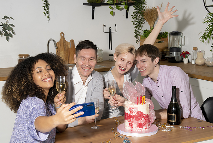 Na Coreia do Sul, o dia 14 de fevereiro não é o único para celebrar o amor. Os sul-coreanos adotaram o dia 14 de todos os meses. Cada um com um simbolismo diferente.  Por exemplo, 14 de maio é dia das rosas; 14 de junho é dia dos beijos. E o amor é celebrado o ano inteiro. 