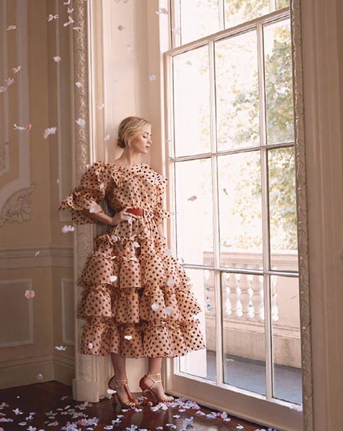 Veja agora a trajetória de Emily Blunt. Ela estudou teatro por dois anos no curso de Hurtwood. Em agosto de 2000, a atriz foi escolhida para se apresentar no Festival de Edimburgo. No ano seguinte, ela estreou nos palcos do Teatro Real de Haymarket, o terceiro mais antigo de Londres.