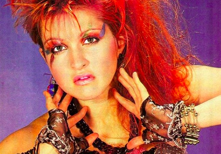 Lauper se tornou uma das figuras mais influentes da música pop dos anos 80, conhecida por sua voz icônica, estilo extravagante e músicas que se tornaram hinos atemporais.
