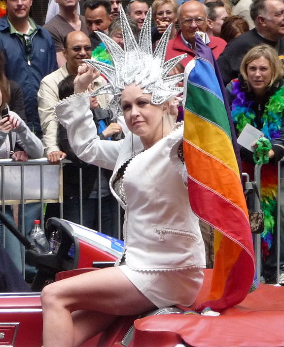 Sua voz expressiva, aliada a letras que abordavam temas como individualidade, empoderamento feminino e aceitação LGBTQ+, conquistaram o público e a crítica especializada.