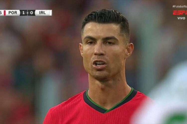 Falando sozinho, Cristiano Ronaldo pareceu entrar em transe antes de correr para a bola. O jeitão do robozão chamou a atenção da web