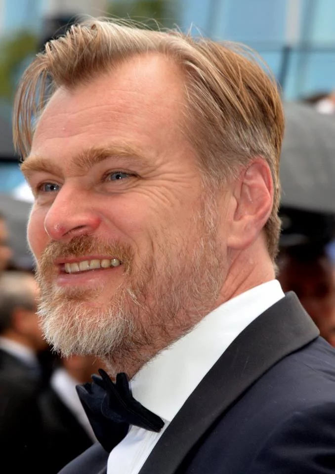 O longa-metragem escrito e dirigido por Christopher Nolan marca a estreia do cineasta na Universal. Isso porque ele encerrou uma longa união com a Warner Bros. Nolan ganhou as estatuetas de Melhor Filme e Melhor Diretor 
