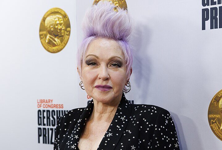 Com mais de 50 milhões de discos vendidos em todo o mundo, Cyndi Lauper continua sendo uma das artistas mais influentes da música pop.