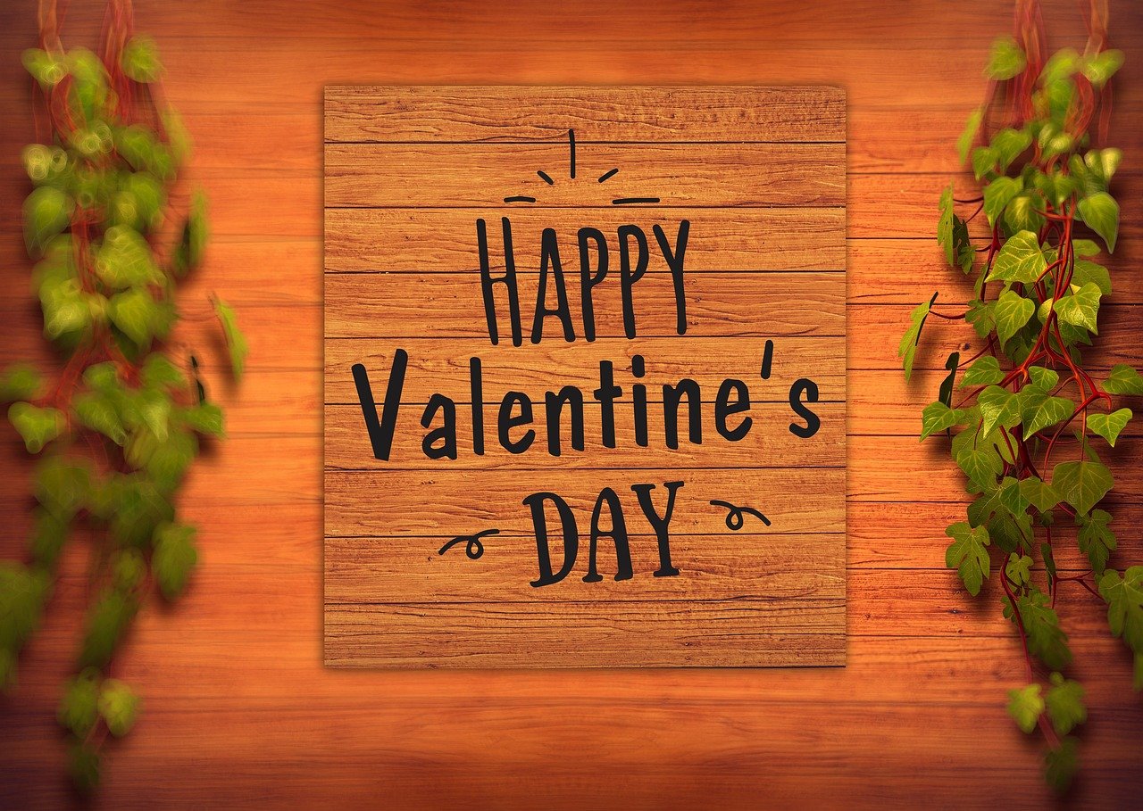 E as celebrações variam de acordo com costumes de cada país. Nos Estados Unidos, é comum que parentes e amigos também troquem presentes nessa época. Não apenas as pessoas envolvidas romanticamente. O dia serve como demonstração de afeto de maneira geral. 