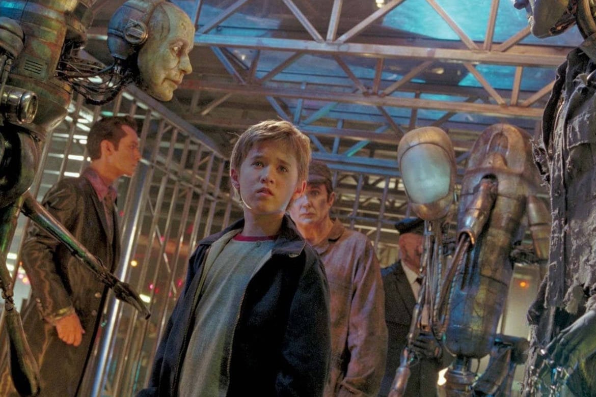 Inteligência Artificial, de 2001, dirigido e lançado por Steven Spielberg, mostra uma realidade em que robôs e humanos convivem diariamente. O curta segue a jornada de um robô infantil com IA avançada em busca de se tornar humano.