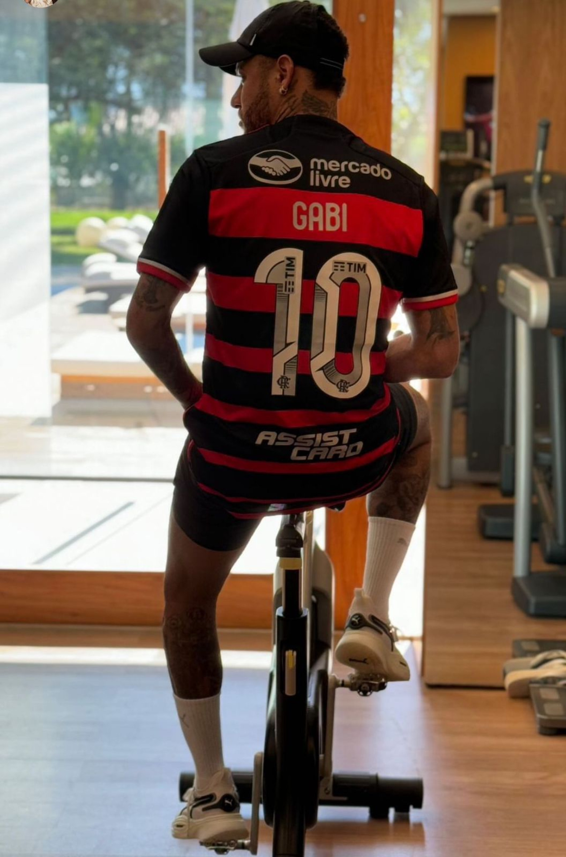 Neymar posta foto vestido com a camisa do Flamengo