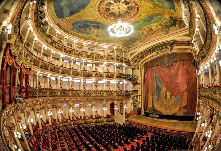 Teatro Amazonas (Manaus, Brasil): Localizado em plena Floresta Amazônica, este teatro em estilo renascentista impressiona pela sua cúpula de cerâmica colorida e pelo interior ornamentado com murais e madeiras exóticas.
