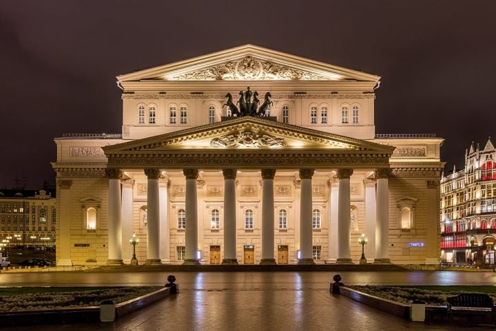 Teatro Bolshoi (Moscou, Rússia): Um dos maiores teatros de ópera e balé do mundo, ostenta uma arquitetura imponente em estilo neoclássico e um interior luxuoso com detalhes em dourado e vermelho.