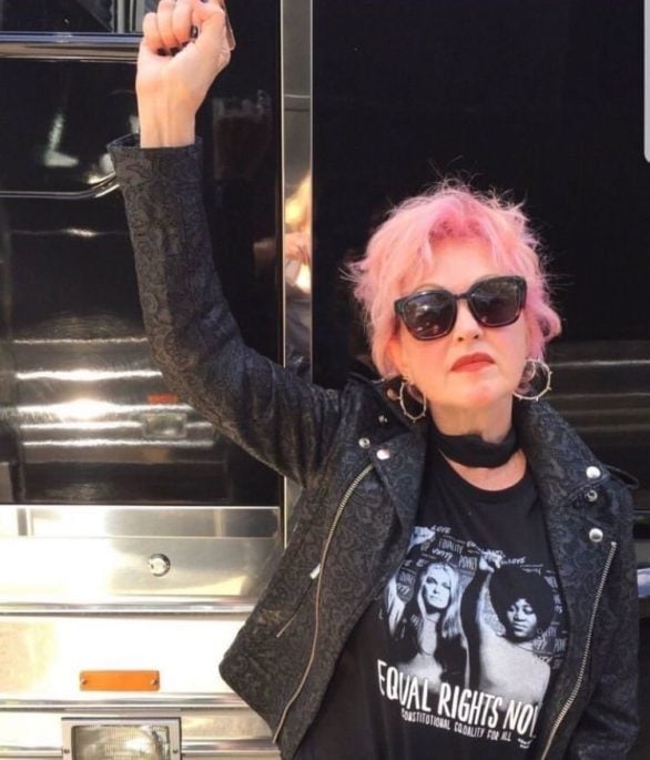 A música True Colors, em parceria com Billy Joel, se tornou um hino para a comunidade, e Lauper fundou a True Colors Foundation em 1987 para apoiar projetos que beneficiam a comunidade LGBTQ+.