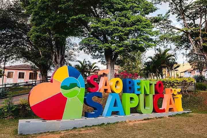 Localizada na região da Serra da Mantiqueira, a 185 quilômetros de distância de São Paulo, São Bento de Sapucaí é conhecida como a ‘Toscana brasileira'. Por lá, reúne-se verdadeiras delícias como vinhos, queijos, cervejas e azeites e é uma região alta e fria, propícia para o cultivo de uvas.  
