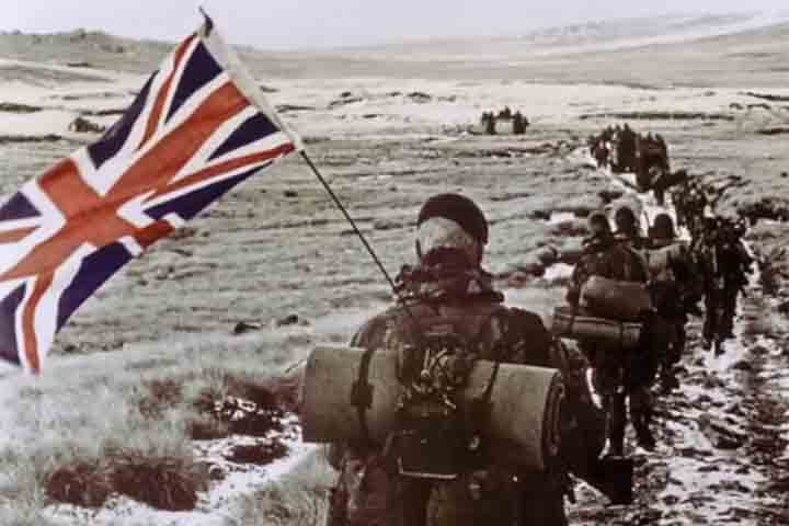 O Reino Unido mantém forte presença militar no território, o que torna a pretensão argentina distante de se concretizar.